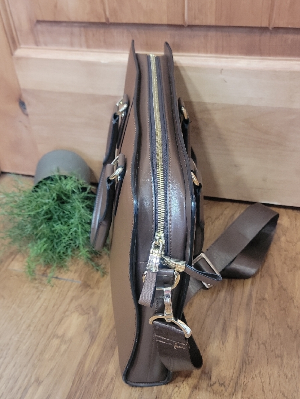 Johan Leather Lawyers Briefcase - Premium Laptop Bag - Picture 3 of 14